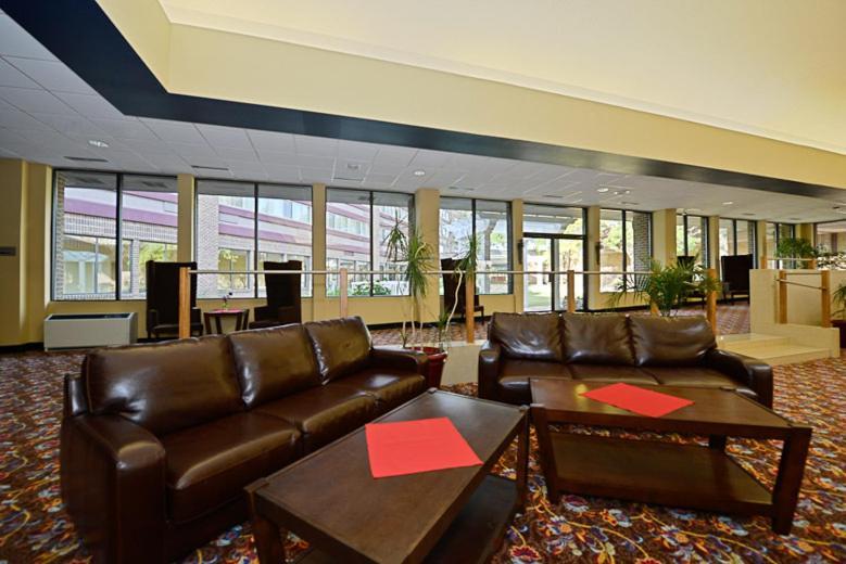 Causeway Bay Hotel Lansing Ngoại thất bức ảnh